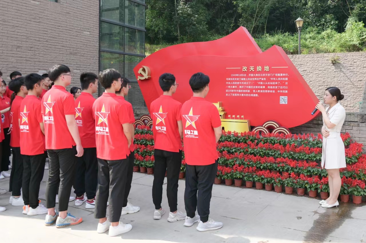 校內(nèi)百年黨史路。重慶工程職業(yè)技術(shù)學(xué)院供圖