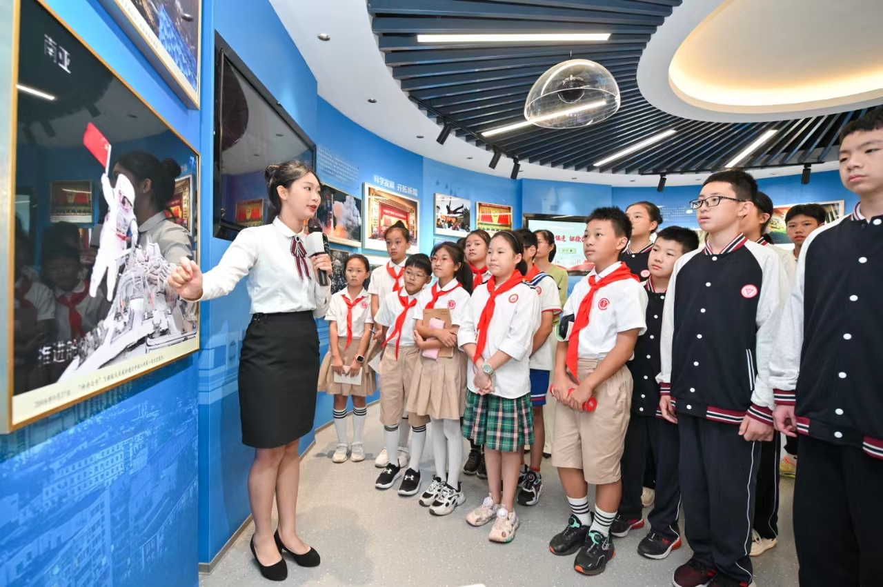 中小學(xué)生在“中國夢”主題場館內(nèi)同上開學(xué)第一課。重慶工程職業(yè)技術(shù)學(xué)院供圖