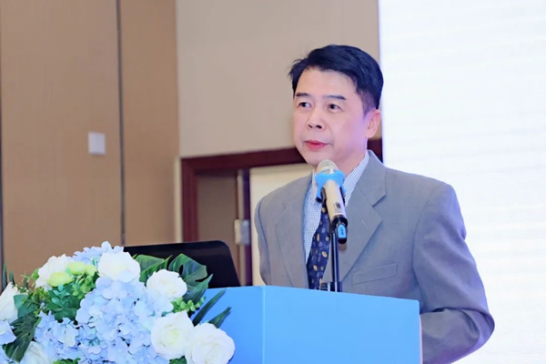 重慶愛成大坪眼科醫(yī)院名譽院長易虹主持會議。重慶愛成大坪眼科醫(yī)院供圖
