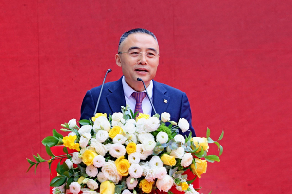 渠浩致辭。重慶愛成大坪眼科醫(yī)院供圖