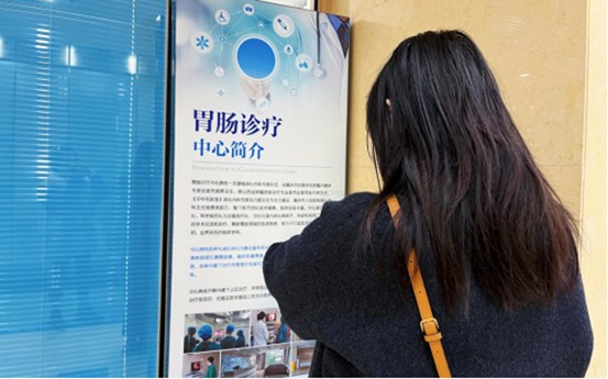患者等待報(bào)告。重慶東大肛腸醫(yī)院供圖