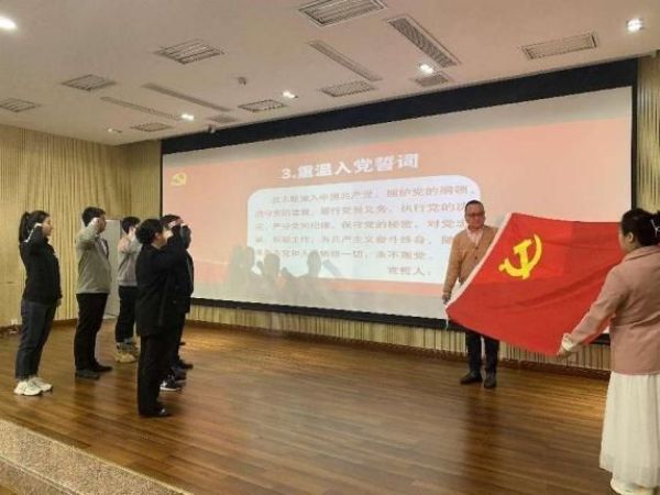 重溫入黨誓詞。九龍坡區(qū)融媒體中心供圖