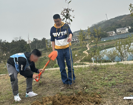 種樹活動現(xiàn)場。重慶愛爾眼科醫(yī)院總院供圖
