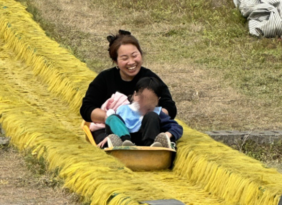 滑草活動現(xiàn)場。重慶愛爾眼科醫(yī)院總院供圖