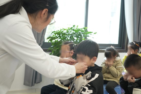 醫(yī)生為孩子指導(dǎo)正確的眼保健操姿勢。重慶普瑞眼科醫(yī)院供圖