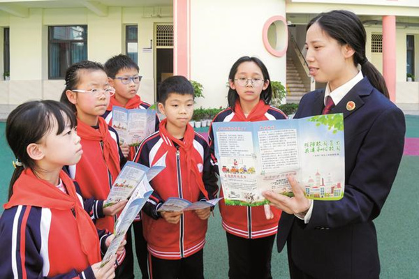 檢察官向?qū)W生講解拒絕校園欺凌相關(guān)法律知識(shí)。廣安區(qū)人民檢察院供圖