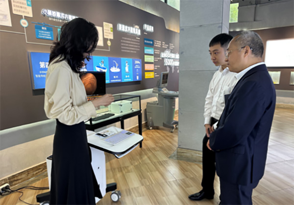 重慶三峽銀行工作人員與重慶金山醫(yī)療機器人員工交流產(chǎn)品情況。重慶三峽銀行供圖