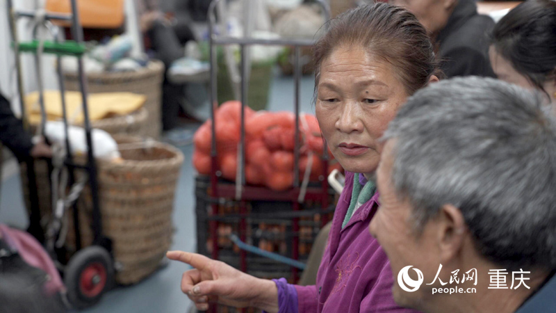 菜農(nóng)葉善菊和村民聊天。人民網(wǎng)記者 劉祎攝