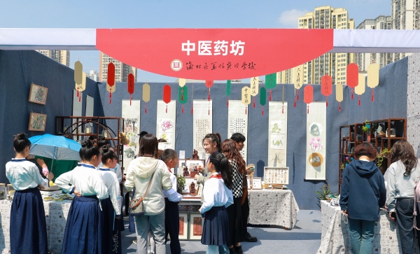 渝北區(qū)篤信實驗學校中醫(yī)藥坊。渝北區(qū)空港新城小學校供圖