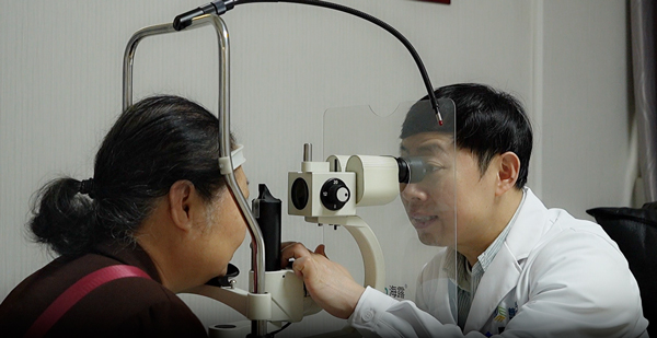 侯乒為患者檢查眼部情況。重慶普瑞眼科醫(yī)院供圖