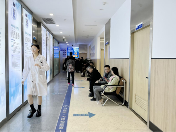 患者等待胃腸鏡檢查。重慶東大肛腸醫(yī)院供圖