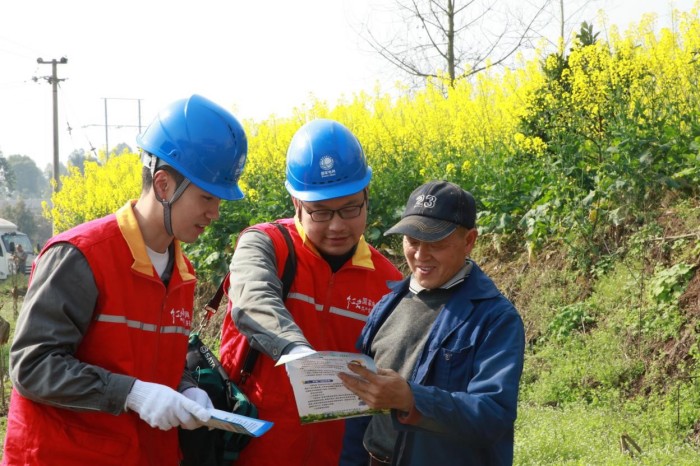 國(guó)網(wǎng)重慶璧山供電公司員工走訪大路街道四堂村向村民宣傳防山火知識(shí)。蔣佩攝
