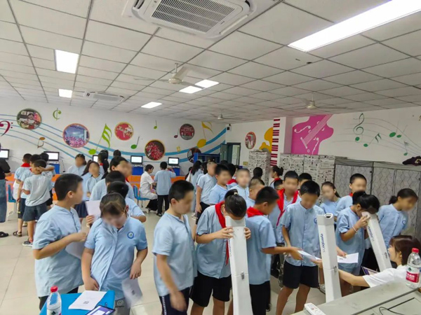 進(jìn)校開展視力篩查活動(dòng)。重慶何氏眼科醫(yī)院供圖