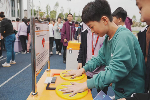 學(xué)生圍觀分體式飛行汽車。袁杰攝