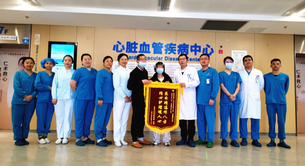 患者向心外科醫(yī)護(hù)團(tuán)隊(duì)贈(zèng)送錦旗。重慶西區(qū)醫(yī)院供圖