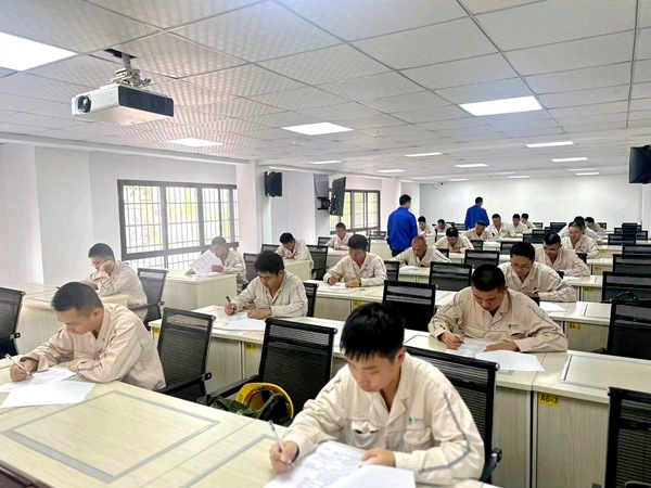 電力員工在實訓室開展理論競賽。國網(wǎng)重慶永川供電公司供圖