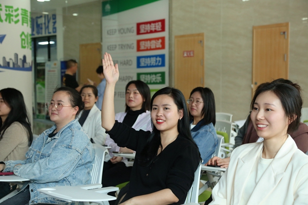 在武隆區(qū)稅務局舉辦的“稅護創(chuàng)業(yè)”主題宣講活動上，大學生創(chuàng)客舉手提問。袁智力攝
