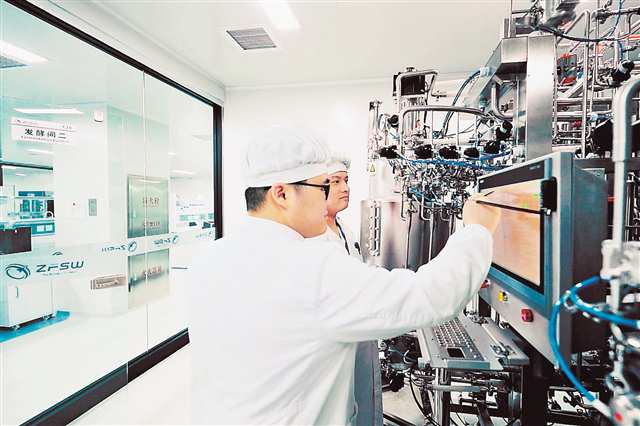 智飛生物研發(fā)人員在工作