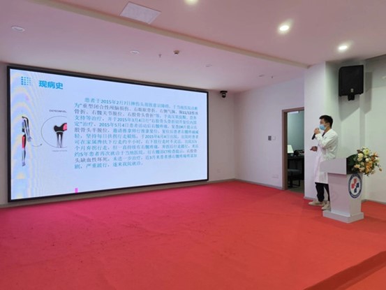 管床醫(yī)生介紹患者情況。重慶道格骨科醫(yī)院供圖