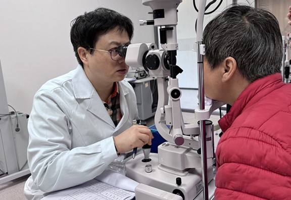 張曉城為患者檢查術(shù)后眼睛狀況。重慶南坪愛(ài)爾眼科醫(yī)院供圖