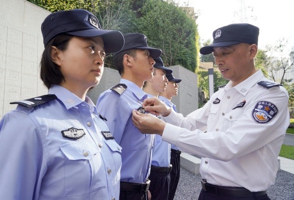 楊勇跟工作室的年輕人一起。重慶市高級人民法院供圖