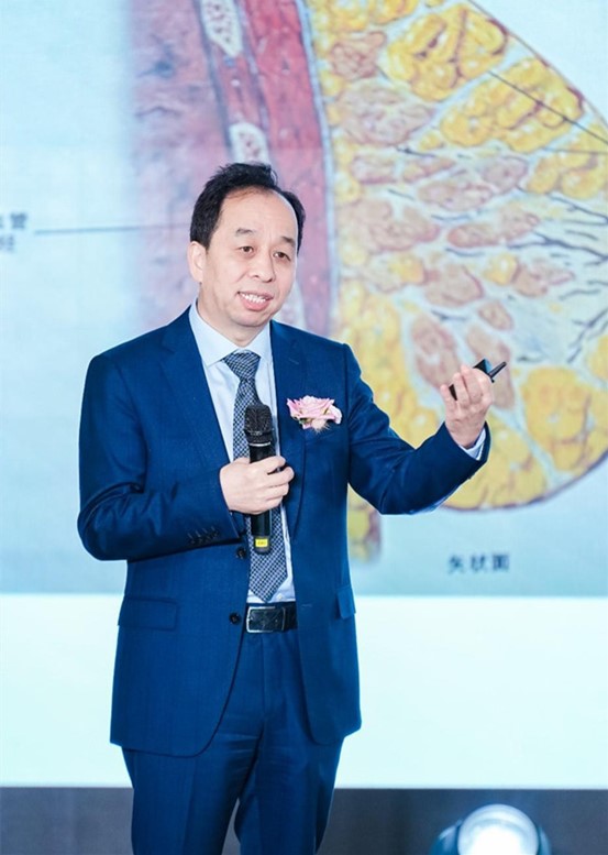 孫家明介紹“松垂乳矯正聯(lián)合假體植入”。重慶華美整形外科醫(yī)院供圖