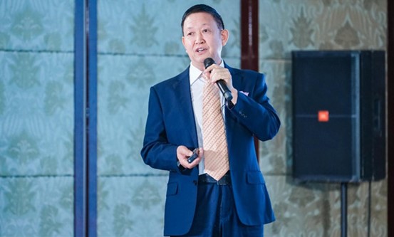 陳德法在會上做“高難度修復(fù)胸案例分享”。重慶華美整形外科醫(yī)院供圖