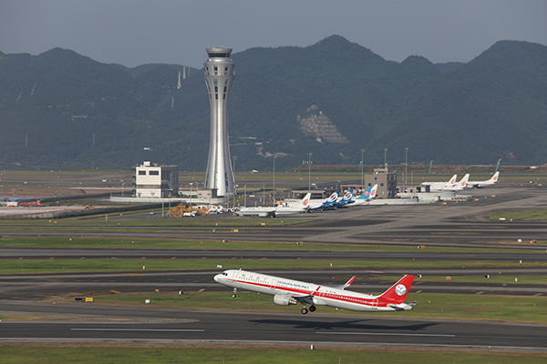 四川航空飛機在重慶江北國際機場起飛。莫曉健 攝