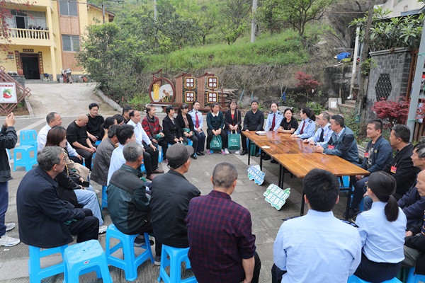 近日，在重慶市巴南區(qū)魚洞街道百勝村，稅務(wù)人員以院壩會形式向該村50余戶涉農(nóng)企業(yè)、農(nóng)業(yè)合作社宣講惠農(nóng)稅費政策及社保繳費流程。蒙賽攝