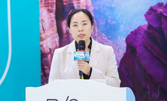 張奕霞分享課題現場。重慶南坪愛爾眼科醫(yī)院供圖