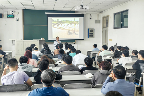 “雙師同堂”現(xiàn)場。重慶科技大學(xué)馬克思主義學(xué)院供圖