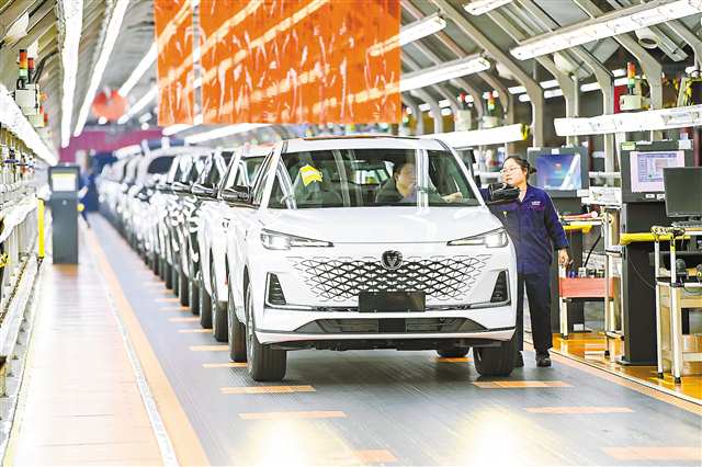 今年一季度，長安汽車銷量近七十萬輛。圖為兩江新區(qū)長安汽車二工廠總裝車間，等待下線的出口汽車。通訊員 王加喜 攝\視覺重慶