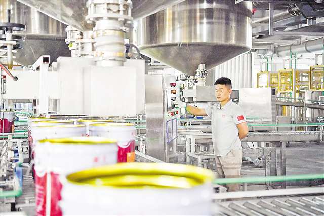 四月十七日，位于長壽經(jīng)開區(qū)的亞士創(chuàng)能新材料（重慶）公司生產(chǎn)車間，工人在涂料產(chǎn)品運輸線上忙碌。記者 謝智強 攝\視覺重慶