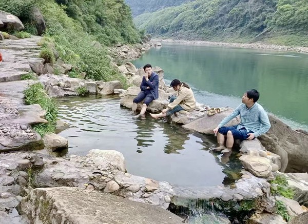 嘉陵江邊野溫泉。周靜攝