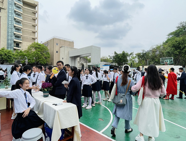 活動(dòng)外場。
