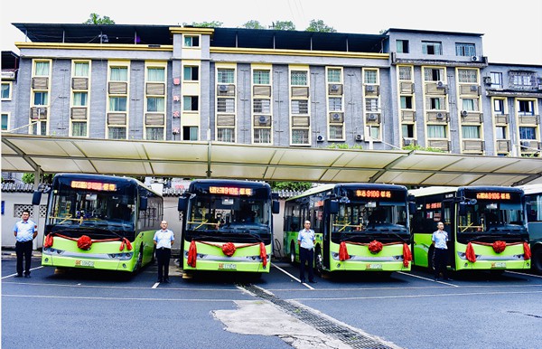 開(kāi)行9106路公交車(chē)。重慶物流集團(tuán)供圖