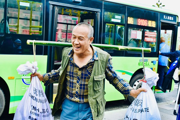 解決群眾“出行難、乘車(chē)難、賣(mài)菜難”問(wèn)題。重慶物流集團(tuán)供圖