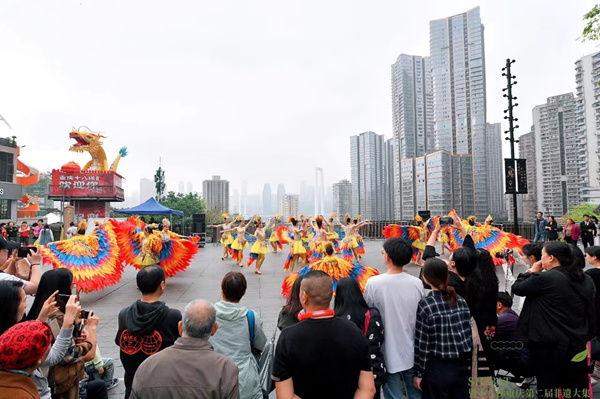 “鳳起東方·遇見十八梯”非遺主題秀。十八梯供圖