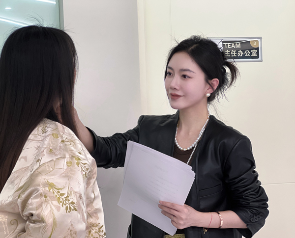 楊瓔琳為求美者面診。重慶諾美欣悅（媛頌）醫(yī)療美容供圖