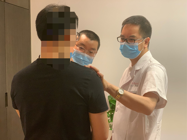 醫(yī)生為患者面診。重慶當代整形外科醫(yī)院供圖