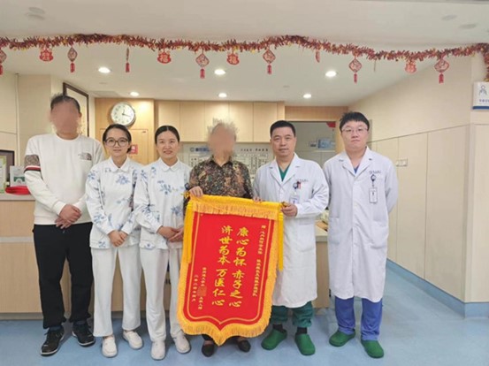 患者許婆婆和家屬為醫(yī)護(hù)團(tuán)隊(duì)送錦旗。重慶康心醫(yī)院供圖