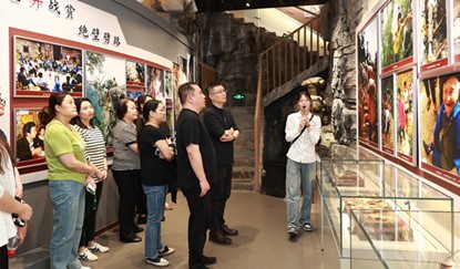 醫(yī)護(hù)人員參觀中。愛康集團(tuán)重慶分公司供圖