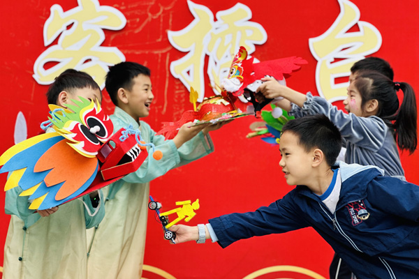 創(chuàng)客集市現(xiàn)場(chǎng)熱鬧非常。魯能巴蜀小學(xué)供圖