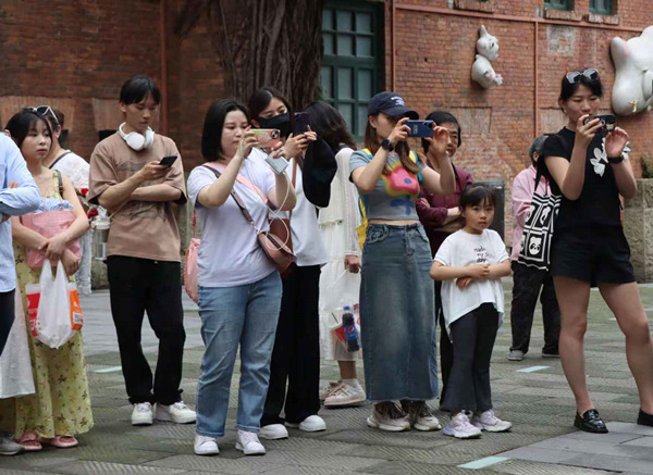 市民游客駐足欣賞。渝中區(qū)文化旅游委供圖