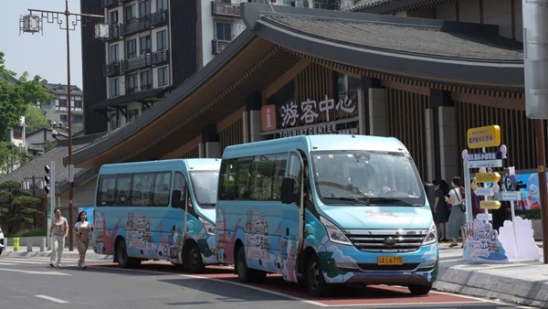 磁器口古鎮(zhèn)到融創(chuàng)文旅城定制包車開(kāi)通。重慶物流集團(tuán)供圖