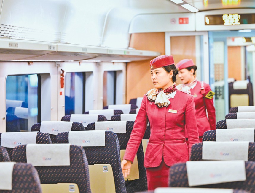 5月4日，石柱縣開往重慶北的D6123次列車到達(dá)重慶北站后，重慶客運段動車二隊青工尹露（前）與列車長一同巡視車廂，檢查旅客遺失物品，確保旅客安全出行。通訊員 包亮 攝/視覺重慶