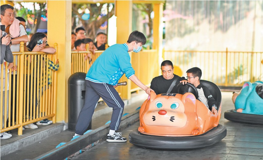 五月四日，沙坪壩區(qū)重慶融創(chuàng)文旅城，景區(qū)的青年工作人員做好各項服務(wù)工作。特約攝影 孫凱芳\視覺重慶