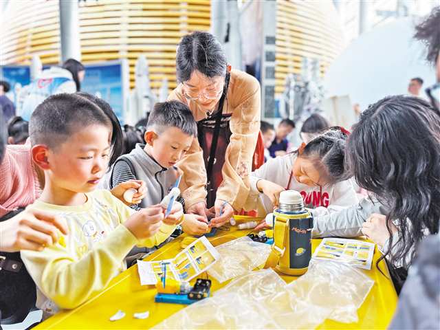 5月3日，重慶科技館，小朋友在制作衛(wèi)星模型。記者 張亦筑 攝/視覺重慶