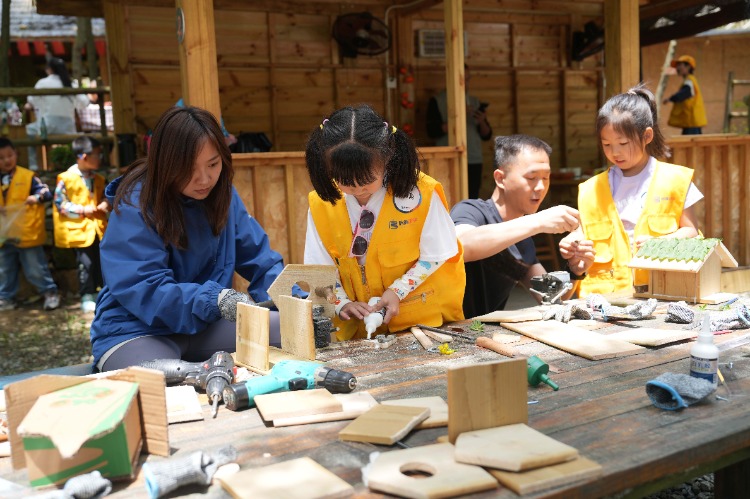 5月5日，北碚區(qū)天府鎮(zhèn)三間田藝術農(nóng)場，參加研學活動的孩子們在制作手工。特約攝影 秦廷富