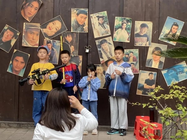 游客在陶寶古街合影留念。榮昌區(qū)文旅委供圖